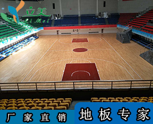 柞木運動木地板是室內球場常用的木地板材質之一，具有良好的運動性能和耐用性。以下是關於它的詳細介紹：      材質特性         木材外觀：柞木的木質為白色至淺棕色，心材粉紅棕色，絕大部份為直紋，紋理較粗糙，具有濃鬱的自然氣息。         image         建築材料 柞木運動木地板         物理性能：柞木密度適中，Janka 硬度約 1360。其比重大，強度高，具有中等抗彎曲強度及剛性，斷裂強度高，握釘力大，不易彎折，能夠很好地防止地板出現變形起拱的現象。同時，柞木的柔韌性優